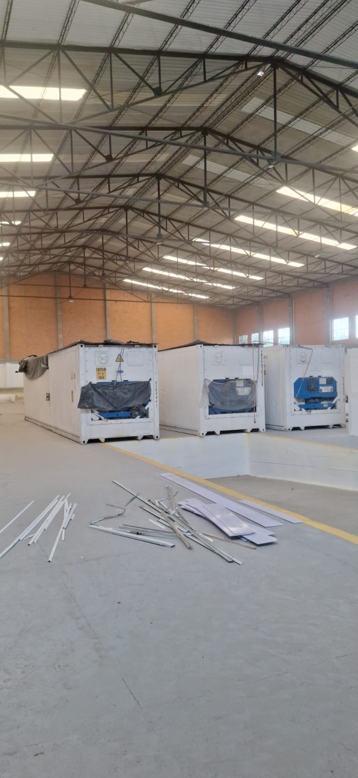 Contenedores refrigerados reales de GlobalCold en bodega